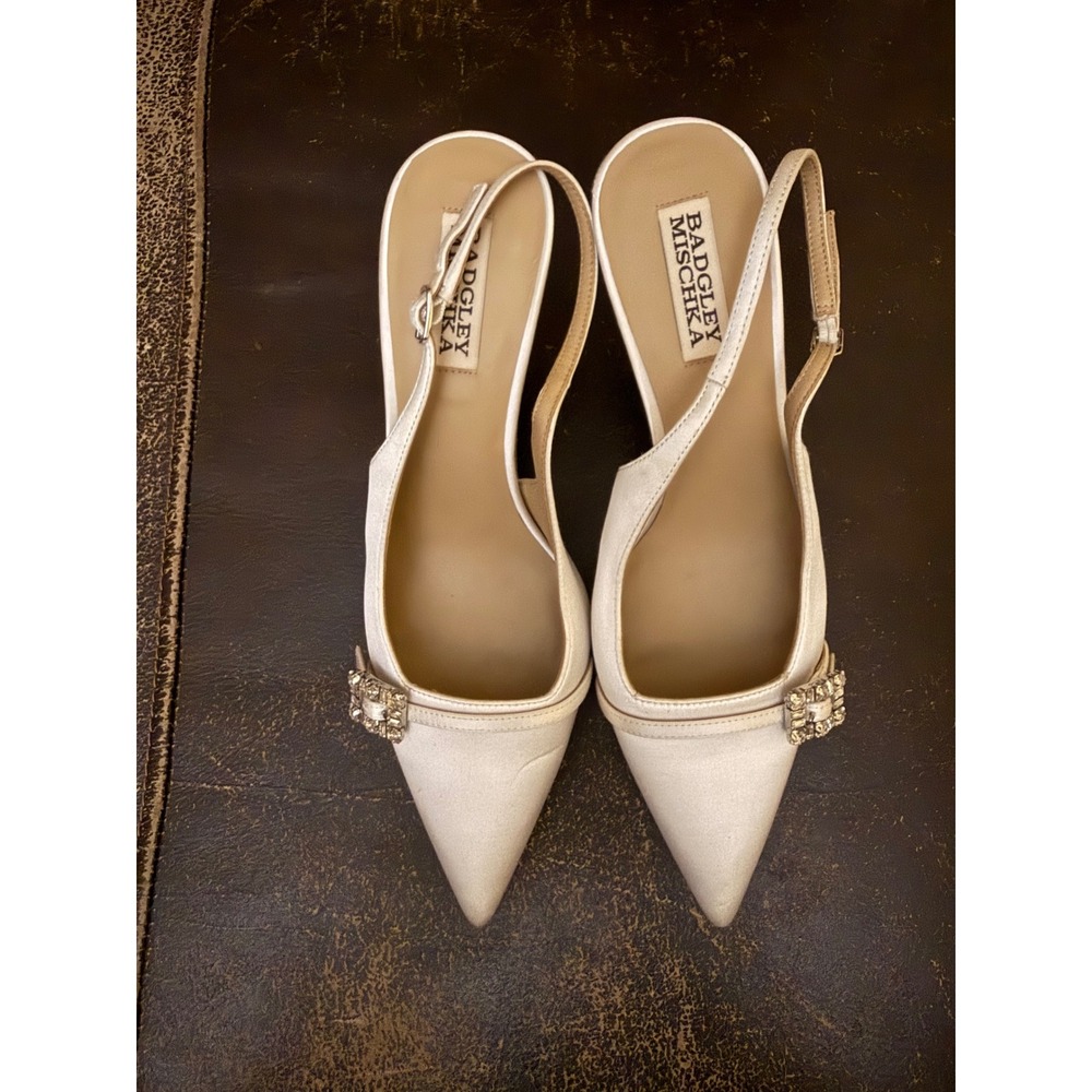 Badgley Mischka Ivory Satin Crystal Buckle Slingback Pumps Heels Womens 7
